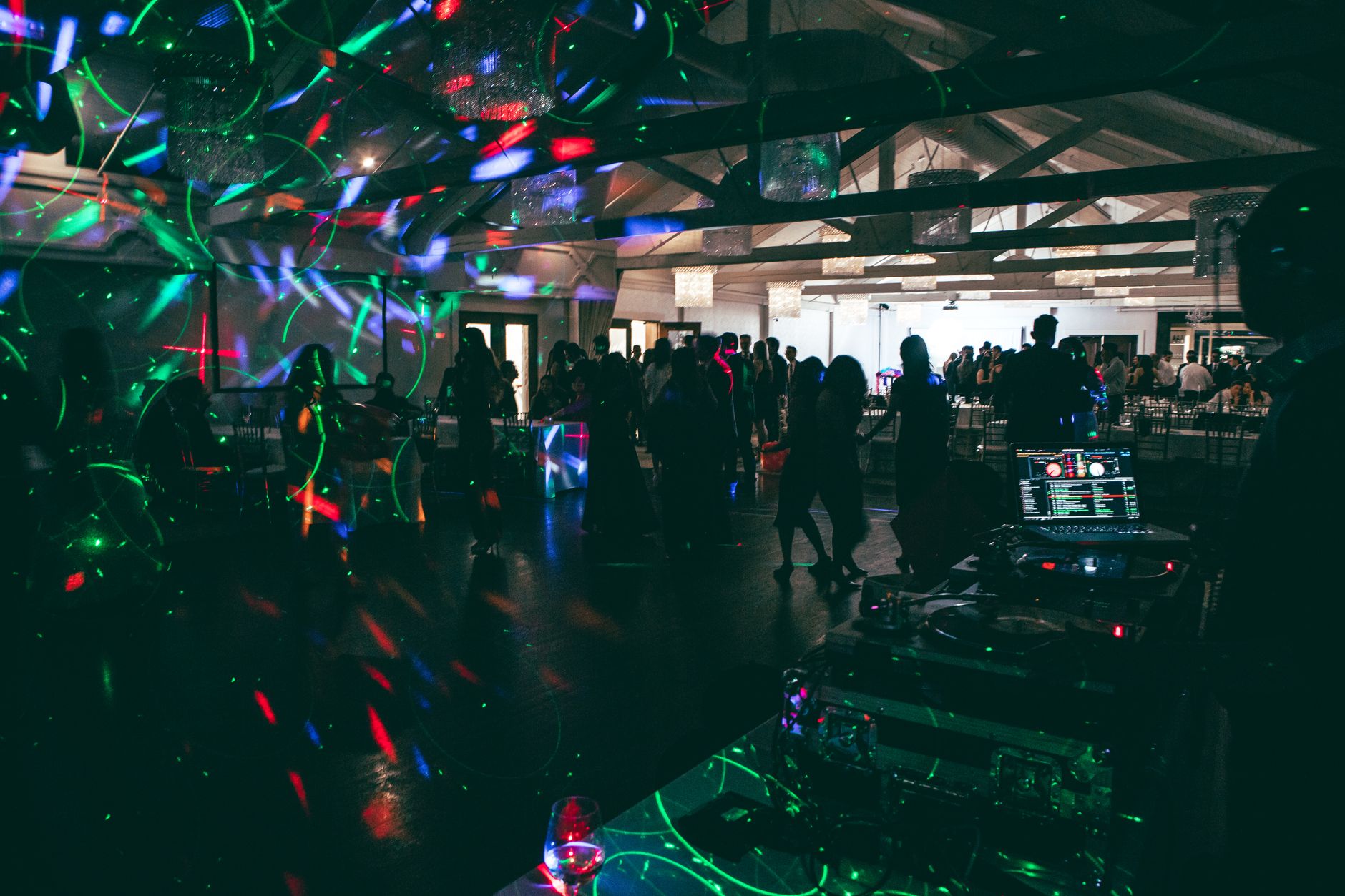 DJ, playlist ou animateur : comment animer une soirée
